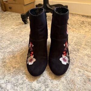 American Eagle Outfitters Black and Red Ankle Boots with Chunky Heel